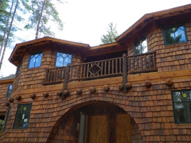 Custom-made rustic bark-on log railings at a log home by Adirondack LogWorks